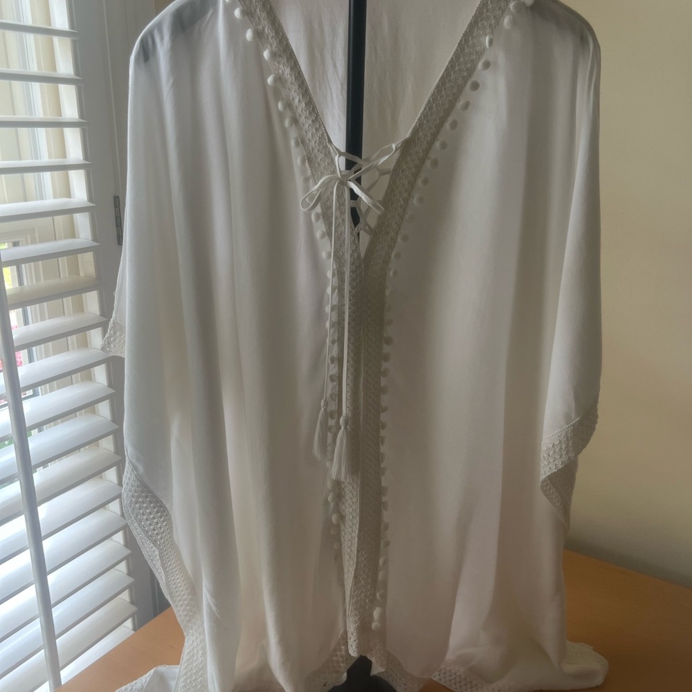 Elegant White Lace-Trimmed Tunic